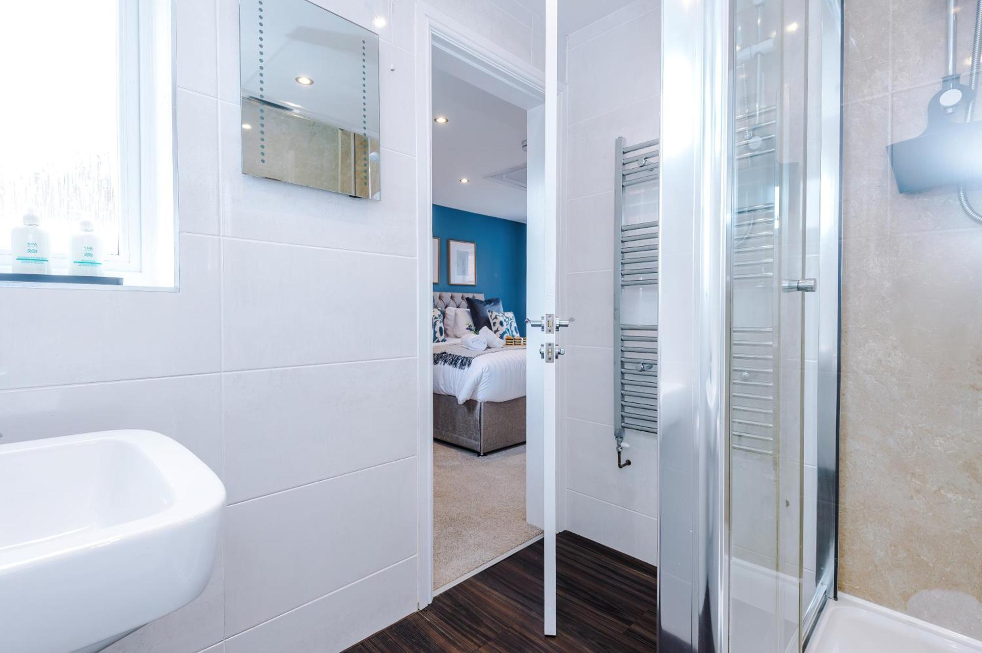 New! Stunning 3-Bed Home In Chester By 53 Degrees Property, Ideal For Groups, Free Parking! Kültér fotó